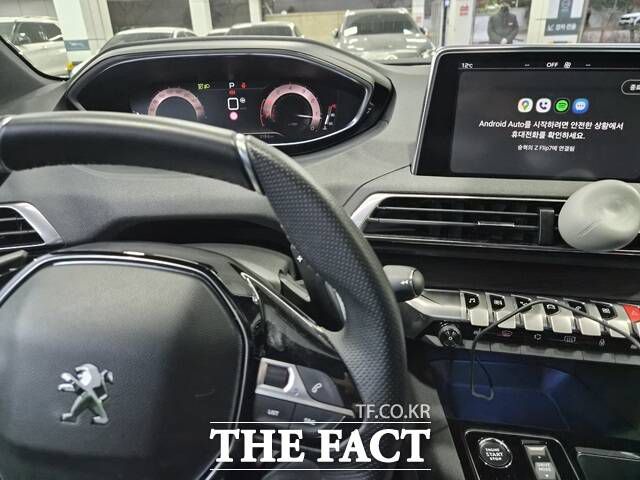 푸조의 두 차량을 연달아 타면서 느낀 점은 국내 시장에서 소비자들의 선택을 더 받기 위해서는 디스플레이의 시인성 강화와 스마트폰 연결 기능 강화가 필요해 보인다는 것이다. /서울 마포구=오승혁 기자