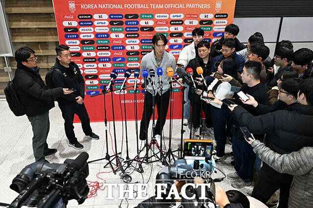 12일 '오승혁의 '현장''은 2026 국제축구연맹(FIFA) 북중미 월드컵 조 추첨과 베이스캠프 후보지 답사를 마치고 귀국하는 홍명보 축구 국가대표팀 감독을 만나기 위해 인천국제공항 제2터미널을 찾았다. /남용희 기자