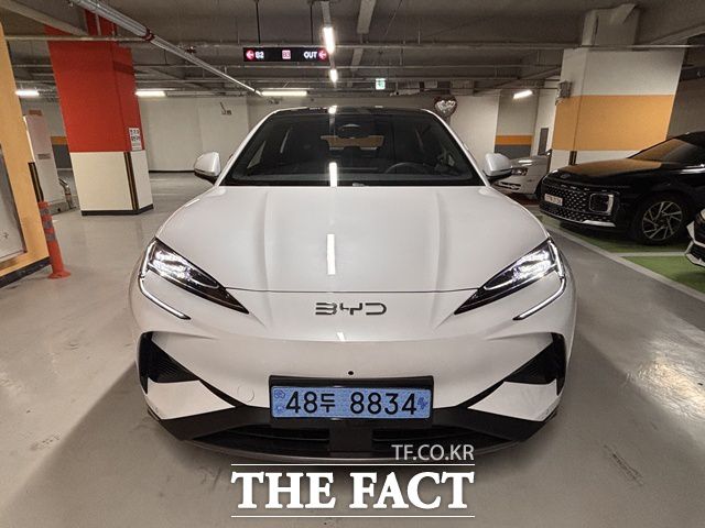 BYD 중형 전기 SUV 씨라이언7 전면 모습. 날카로운 헤드램프와 간결한 범퍼 디자인이 특징이다. /황지향 기자