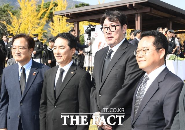 조진웅(오른쪽에서 두번째)이 박민식 전 국가보훈부 장관과 홍범도 기념사업회 이사장을 맡고 있는 우원식 더불어민주당 의원(현 국회의장) 등과 2023년 10월 국립대전현충원에서 열린 홍범도 장군 순국 제80주기 추모식에 참석해 기념촬영을 하고 있다. /더팩트 DB