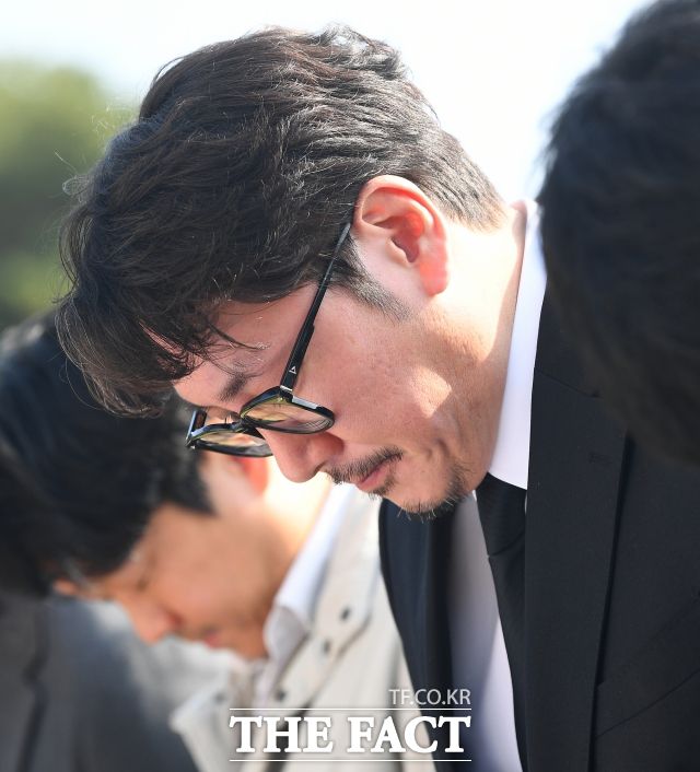 배우 조진웅은 차량 절도, 폭행 등 과거 범죄 이력과 피해자들의 폭로가 이어지자 그는 스스로 연예계 은퇴를 밝혔다. 사진은 조진웅이 2023년 10월 국립대전현충원에서 열린 홍범도 장군 순국 제80주기 추모식에 참석해 묵념을 하고 있다. /더팩트 DB