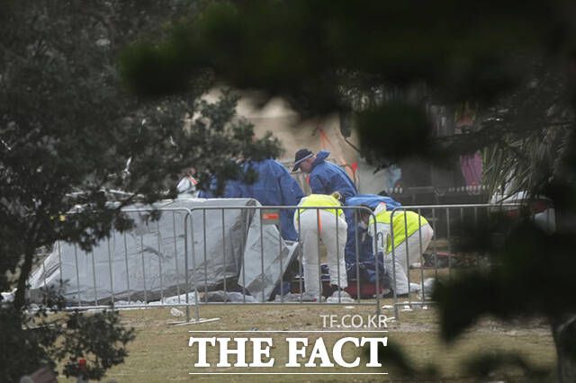 15일(현지시간) 경찰 관계자들이 현장 감식을 진행하고 있다.