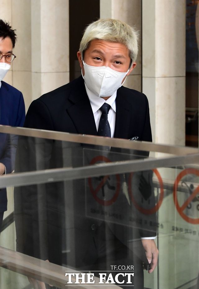 조세호는 '조폭 연루설'에 방송 프로그램 하차를 선언했다. 조폭 친분설 및 연루설을 최초 제기한 폭로자는 조세호 부부로 추정되는 사진을 다시 공개했다. /임영무 기자