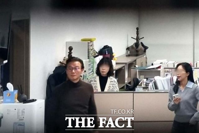 통일교 금품 수수 의혹을 받는 전재수 전 해양수산부 장관이 15일 서울 여의도 국회 의원회관 내 자신의 사무실에서 경찰의 압수수색을 지켜보고 있다. ／뉴시스