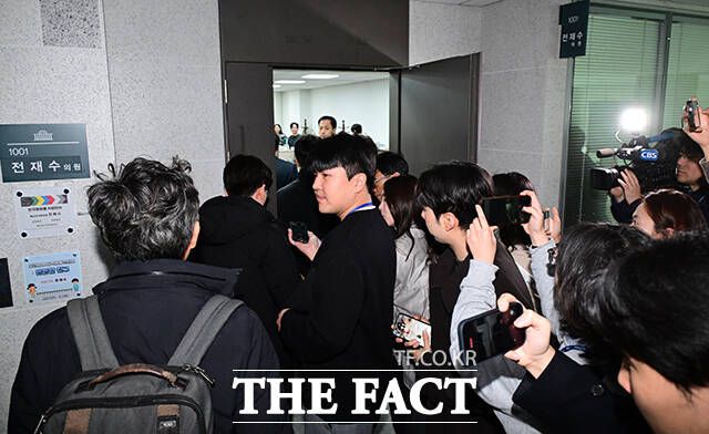 통일교 금품 수수 의혹 수사에 나선 경찰이 15일 오전 서울 여의도 국회 의원회관에서 전재수 전 해양수산부 장관(현 더불어민주당 의원) 사무실 압수수색에 나서고 있다. ／국회＝남윤호 기자