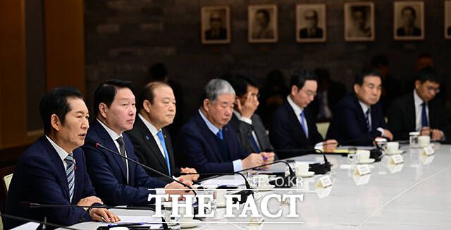 간담회 인사말하는 정청래 대표.