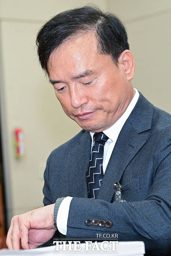 시간 확인하는 김종철 후보자.