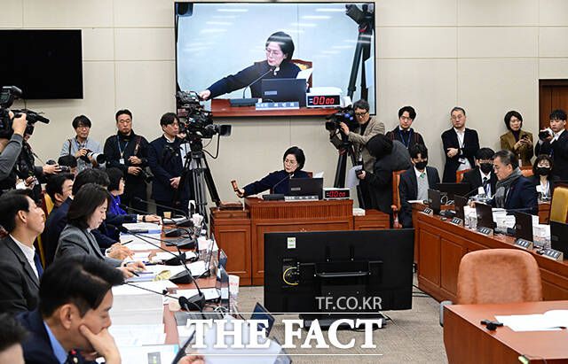 최민희 위원장이 17일 예정된 쿠팡 개인정보 유출 관련 청문회의 추가 증인 채택 요구안을 통과시키고 있다.