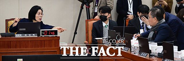 최민희 위원장(왼쪽)이 국민의힘 소속 최형두 야당 간사와 쿠팡 개인정보 유출 청문회 추가 증인·참고인 출석과 관련해 이야기하고 있다.