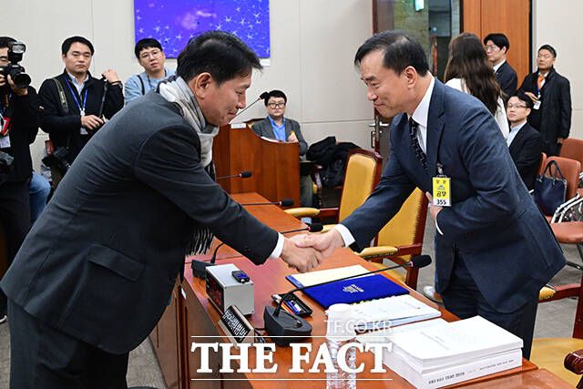 조인철 더불어민주당 의원(왼쪽)이 인사청문회에 참석하며 김종철 후보자와 악수하고 있다.