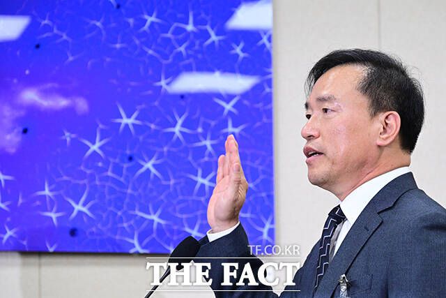 이날 김종철 방송미디어통신위원회 위원장 후보가 인사청문회에서 증인선서 하는 모습.