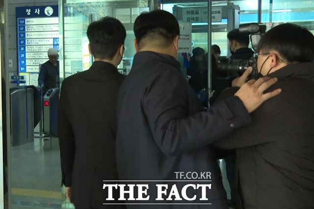 해외에서 명품 시계를 선물 받고 세관에 신고하지 않은 혐의로 기소된 양현석 YG엔터테인먼트 총괄 프로듀서가 17일 오후 서울 마포구 서울서부지방법원에서 열린 공판에 출석하고 있다. 사진은 사설 경호원이 입장하는 과정에서 취재진의 어깨를 툭 치는 모습. /김기범 기자