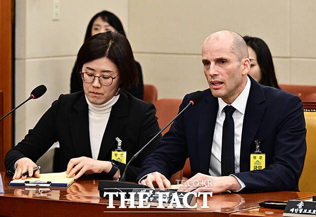 질의에 답변하는 해롤드 로저스 쿠팡 대표이사.