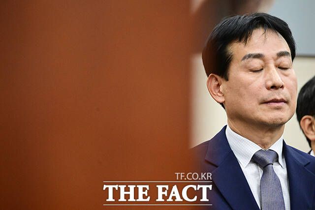 생각에 잠긴 민병기 쿠팡 대외협력 총괄 부사장.