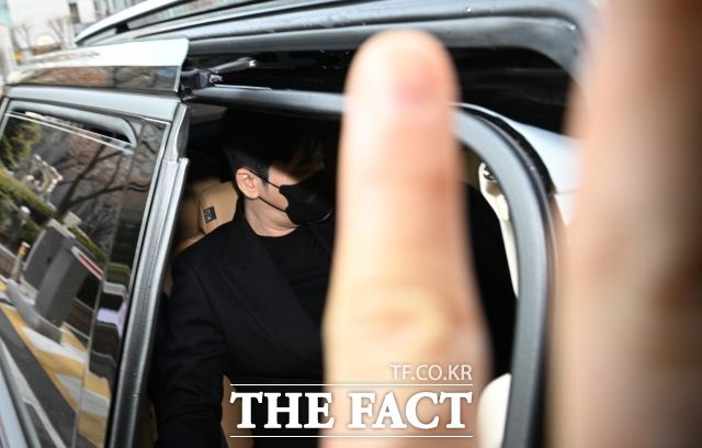 해외에서 명품 시계를 선물 받고 세관에 신고하지 않은 혐의로 기소된 양현석 YG엔터테인먼트 총괄 프로듀서가 17일 오후 서울 마포구 서울서부지방법원에서 열린 공판을 마치고 차량에 탑승하고 있다. /박헌우 기자