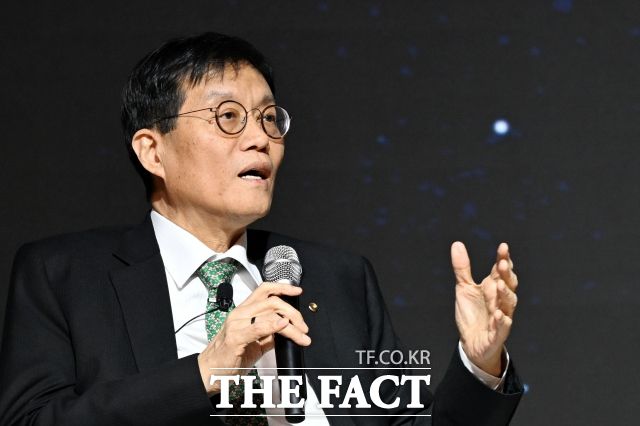 이창용 한국은행 총재가 5일 오후 서울 중구 대한상공회의소에서 열린 제4회 한국은행-대한상공회의소(BOK-KCCI) 공동세미나 'AI기반의 성장과 혁신'에 참석해 특별대담을 하고 있다. /남용희 기자