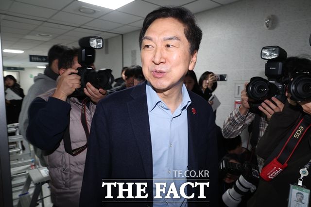 김기현 국민의힘 의원이 17일 오전 서울 여의도 국회 의원회관 사무실로 들어가고 있다. /뉴시스