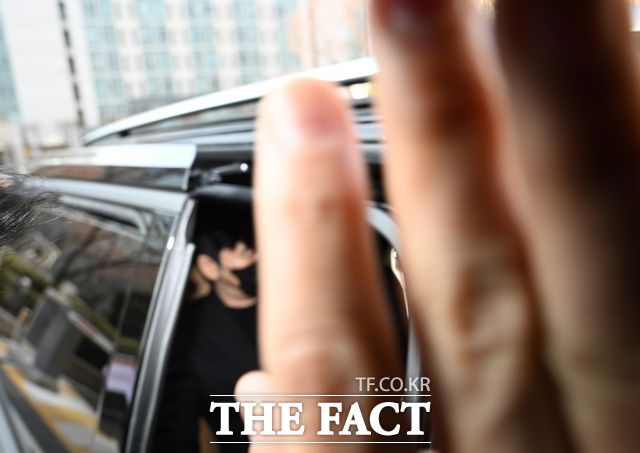 해외에서 명품 시계를 선물 받고 세관에 신고하지 않은 혐의로 기소된 양현석 YG엔터테인먼트 총괄 프로듀서가 17일 오후 서울 마포구 서울서부지방법원에서 열린 공판을 마치고 차량에 탑승하고 있다. /박헌우 기자