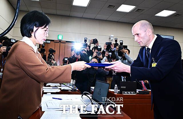 최민희 과방위원장에게 선서문 제출하는 해롤드 로저스 쿠팡 대표이사.