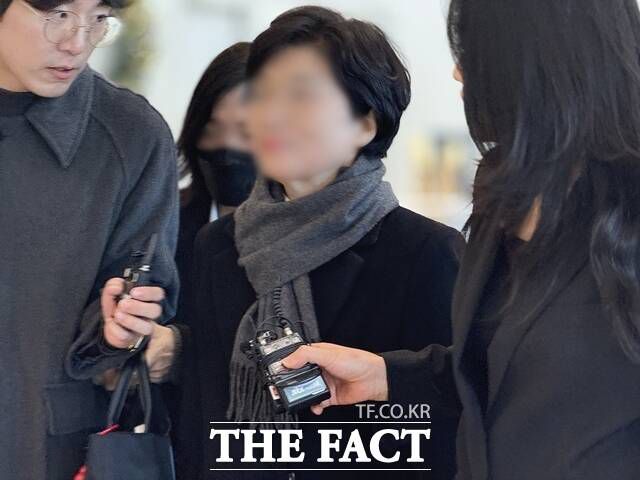 김기현 국민의힘 의원의 배우자 이모 씨는 5일 오전 10시10분 청탁금지법 위반 등 혐의 피의자 신분으로 특검팀 사무실이 있는 서울 종로구 KT광화문빌딩 웨스트에 도착했다. /정인지 기자