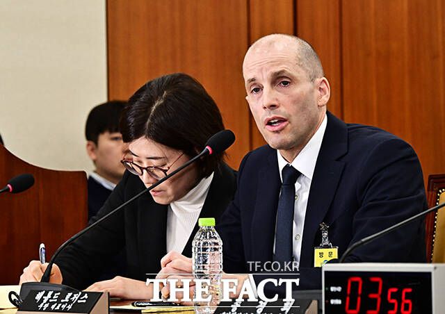 질의에 답변하는 해롤드 로저스 쿠팡 대표이사.