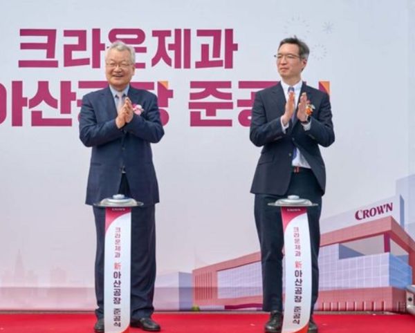 사진은 지난해 4월 충청남도 아산시 음봉면에서 열린 크라운제과 ‘신(新)아산공장’ 준공식에서 윤영달 크라운해태제과 회장(왼쪽)과 윤석빈 크라운제과 대표이사 모습. /크라운제과