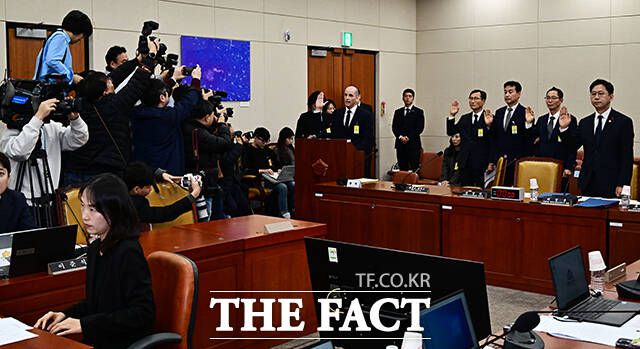 증인선서하는 해롤드 로저스 쿠팡 대표이사와 쿠팡 관계자들.