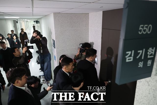17일 오후 서울 여의도 국회 의원회관 김기현 국민의힘 사무실에 김건희 여사의 '로저비비에 가방 수수 의혹'을 수사하는 민중기 특별검사팀이 압수수색을 위해 들어가고 있다. /뉴시스