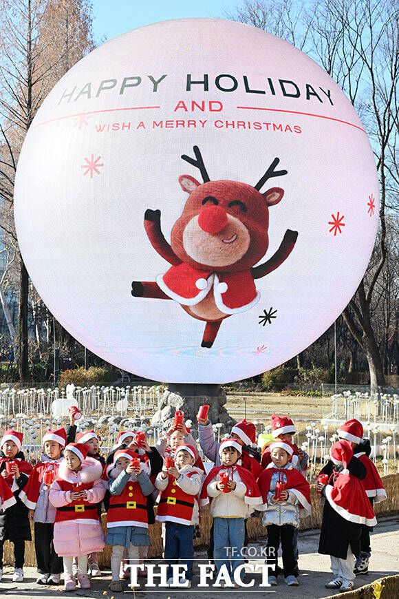 '더 스피어'로 운영되는 크리스마스 미디어아트.