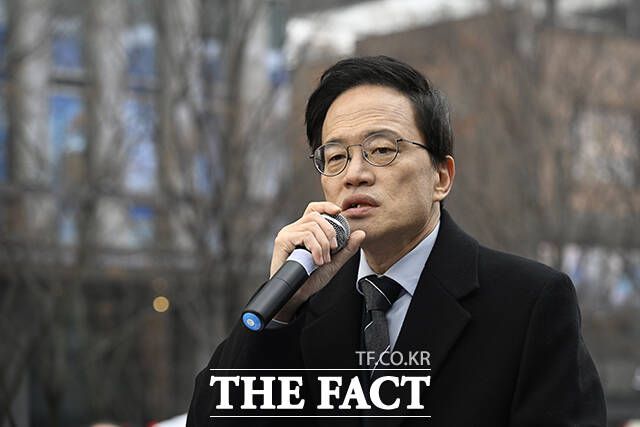 검찰은 지난달 28일 박범계 의원에게 벌금 400만원을, 박주민 의원에게는 벌금 300만원을 구형했다. 함께 기소된 김병욱 대통령실 정무비서관과 이종걸 전 의원에겐 벌금 1500만원과 700만원을 구형했다. /송호영 기자