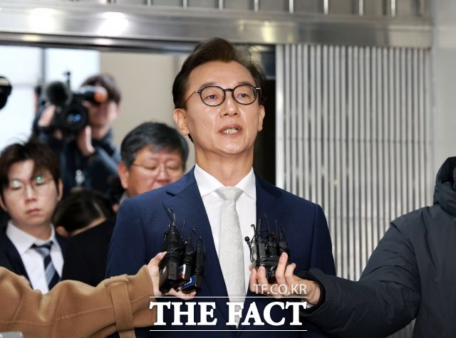 통일교 금품수수 의혹을 받는 전재수 전 해양수산부 장관이 19일 서울 서대문구 경찰청 국가수사본부로 조사받기 전 기자들 앞에서 발언하고 있다. /이새롬 기자