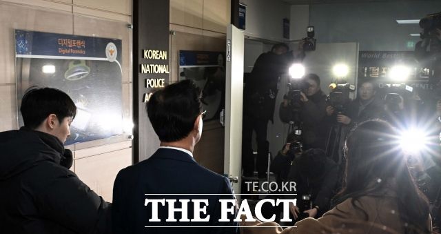 통일교 금품 수수 의혹을 받는 전재수 전 해양수산부 장관이 19일 오전 서울 서대문구 경찰청 국가수사본부에서 피의자 조사를 받기 위해 출석해 입장을 밝히고 있다. /이새롬 기자