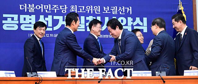 정청래 더불어민주당 대표(왼쪽 두 번째)가 유동철 최고위원 후보를 비롯해 참석자들과 인사하고 있다.