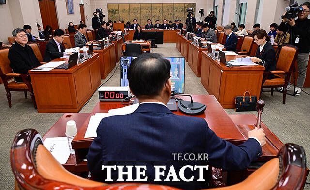 김교흥 국회 문화체육관광위원장이 의사봉을 두드리고 있다.