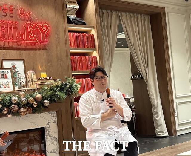 오세득 셰프가 애슐리퀸즈와 협업한 신메뉴 '한우 비프웰링턴 버거'에 대해 이야기하고 있다. /성수=문화영