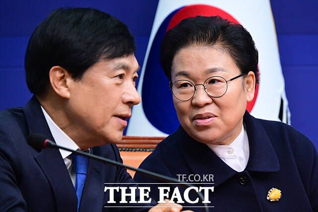 '더불어민주당공명선거 실천 서약식' 참석한 이성윤(왼쪽), 문정복 후보가 이야기를 하고 있다.