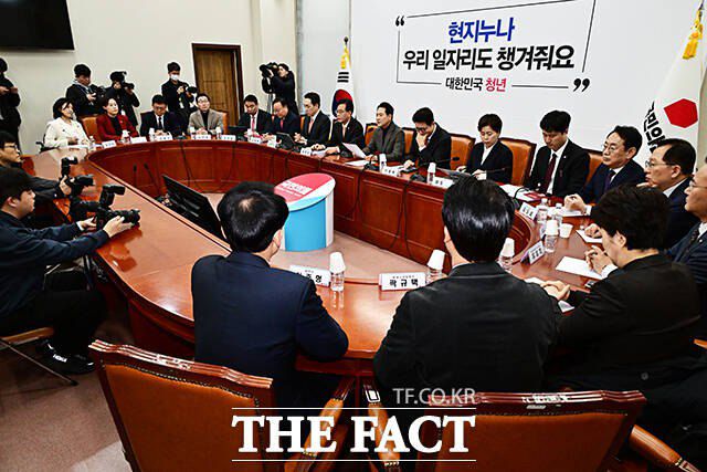 국민의힘 최고위원회의가 '웃음' 때문에 잠깐 멈춰서는 일이 발생했다. 사진은 18일 국민의힘 최고위원회의. /배정한 기자