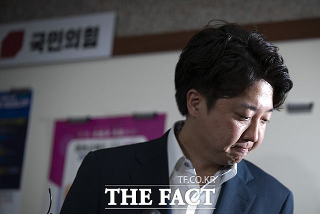 친한계 축출 과정을 두고 '주류와 반대되는 의견'을 수용하지 못하는 당내 분위기가 문제적이라는 지적이 제기된다. 사진은 이준석 국민의힘 대표가 지난 2022년 7일 국회에서 열린 국민의힘 중앙윤리위원회에서 자신과 관련된 '성상납 증거인멸 교사' 의혹과 관련한 소명을 하기 위해 회의실로 향하고 있는 모습. /더팩트DB