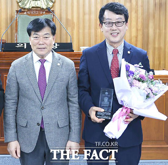 영주시의회 김주영 의원(오른쪽)이 김병기 의장과 수상 기념사진을 찍고 있다. /김주영 의원
