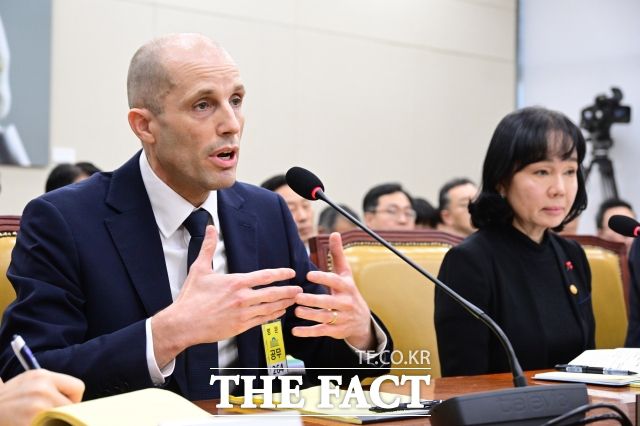 해롤드 로저스 쿠팡 대표이사(왼쪽)는 17일 서울 여의도 국회 과학기술정보방송통신위원회에서 열린 쿠팡 침해사고 관련 청문회에서 이번 개인정보 유출과 관련해 "미국법상 미국 증권거래위원회(SEC)에 보고서를 제출해야 할 의무는 없었다. 사실 미국에서 이런 종류의 데이터 유출은 개인정보보호법을 위반하는 것이 아니다"고 주장했다. /남윤호 기자