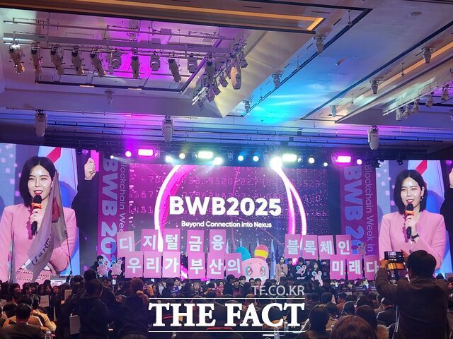 22일 BWB2025에서 부산 지역 대학생 500여 명이 '비욘드 부산(Beyond Busan)' 서포터즈 발대식 선포에 참여하고 있다. /부산 해운대=박지웅 기자