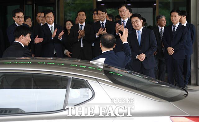 이원석 당시 검찰총장이 지난해 9월13일 서울 서초구 대검찰청에서 열린 '제45대 검찰총장 퇴임식'을 마친 후 청사를 떠나고 있다. /더팩트 DB