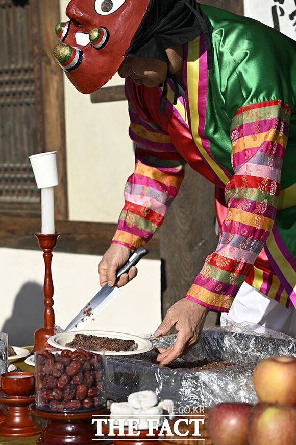 '동지'인 22일 국립민속박물관 오촌댁에서 열린 동지고사에서 진행자가 팥떡을 나누고 있다.