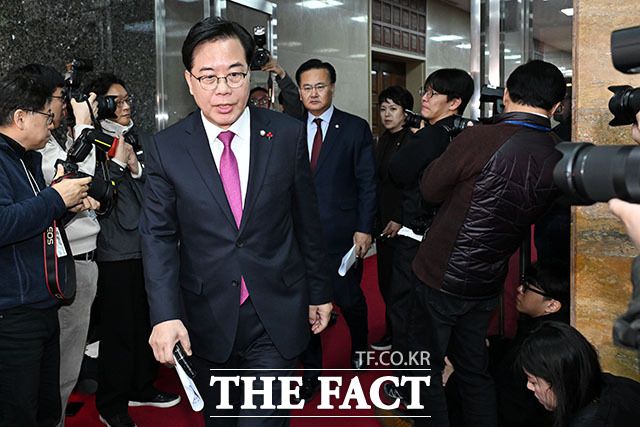 본회의 앞두고 국회의장실 방문한 송 원내대표.