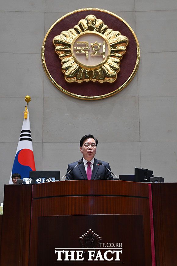 의원총회에서 발언하는 송 원내대표.