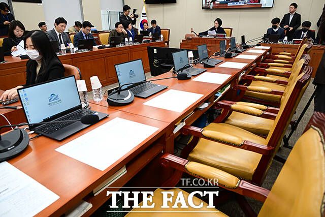 이날 열린 과학기술정보방송통신위원회 전체회의에서 최민희 위원장이 의사봉을 두드리고 있다.