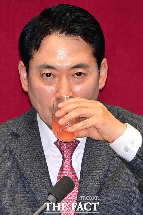 '24시간' 역대급 필리버스터... 목 축이는 장 대표.