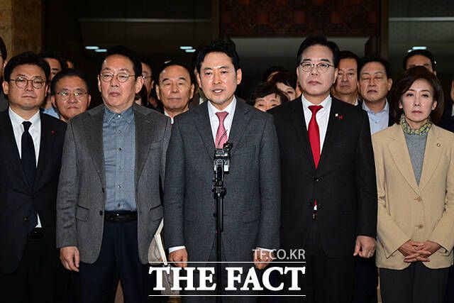 로텐더홀에서 입장 밝히는 장 대표와 국민의힘 의원들.