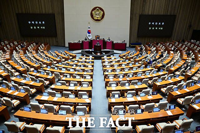 한산한 본회의장.