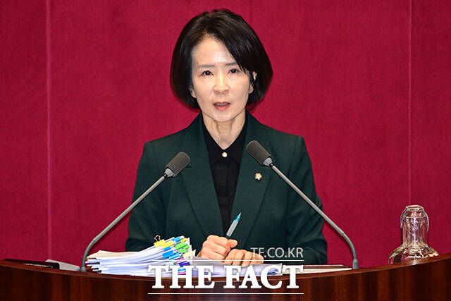 이어 상정된 정보통신망 이용촉진 및 정보보호 등에 관한 법률 일부개정법률안(대안)에 대해 최수진 국민의힘 의원이 무제한토론을 하고 있다.